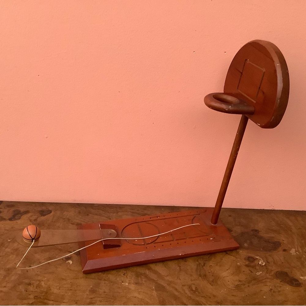 1998 E & B Giftware, Inc. Wooden Desktop Basketball Game Home or Office